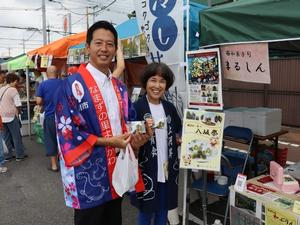 各店舗をまわる市長