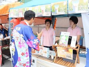 各店舗をまわる市長