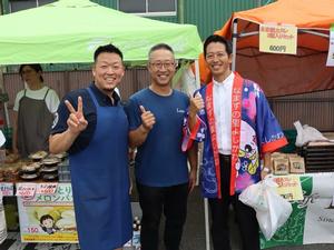 各店舗をまわる市長