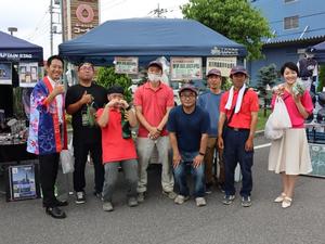 各店舗をまわる市長