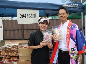 各店舗をまわる市長