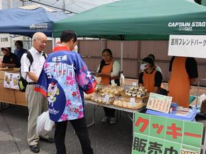 各店舗をまわる市長