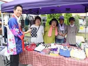 各店舗をまわる市長
