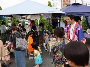 各店舗をまわる市長