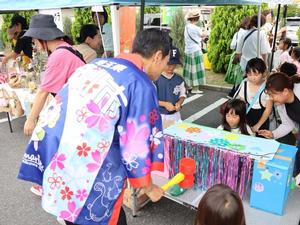 各店舗をまわる市長