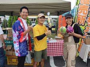 各店舗をまわる市長