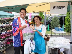 各店舗をまわる市長