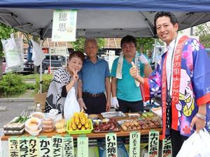 各店舗をまわる市長