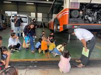 バスの整備場見学の様子