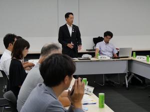 会議にて挨拶をする市長