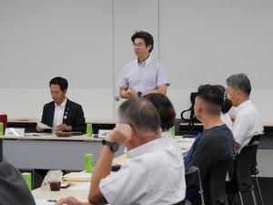 会議にて挨拶をする近藤会長