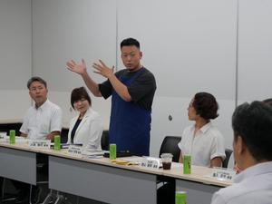 挨拶をする新任委員