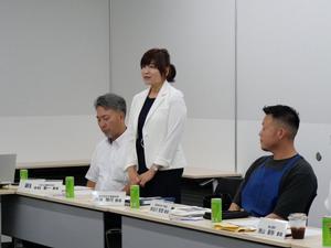 挨拶をする新任委員