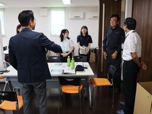 訪問直後、市長と社長が面会する様子
