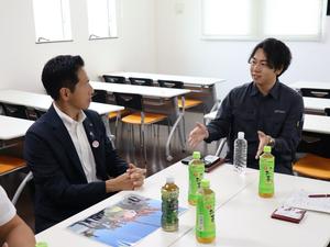 常務から説明を聞く市長