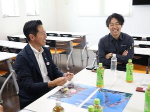 常務の説明を聞く市長