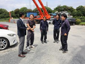屋外で社員の皆さんのお話を伺う市長