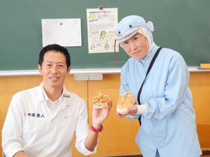 宮田さんと市長とでなまずドッグを手に記念撮影