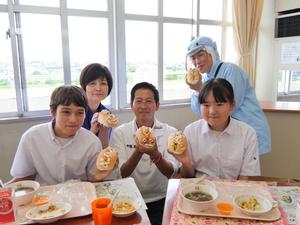 それぞれ作ったなまずドッグを手に生徒らと市長との記念撮影