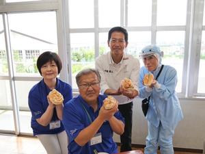 それぞれ作ったなまずドッグを手に教育長、校長と市長との記念撮影