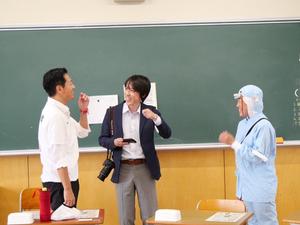 取材に来た記者と話をする市長