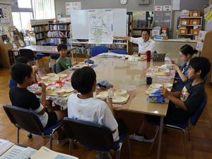 市域図を指して児童に説明をする市長