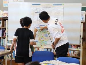 市域図に集まる市長と児童