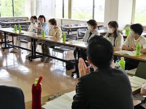 マイクを手に意見を述べる参加者