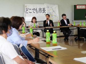 マイクを手に参加者に説明をする市長