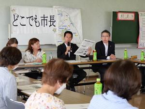 資料を手に説明する市長
