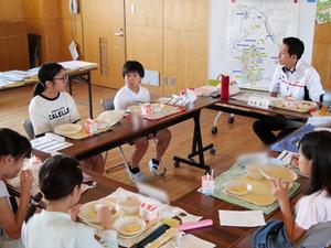 市長に意見を伝える児童