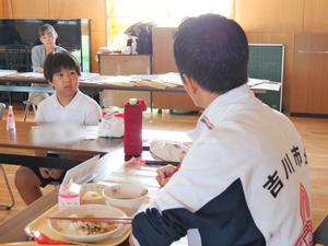 市長に意見を伝える児童