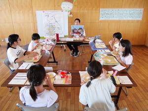 写真を用いて説明する市長