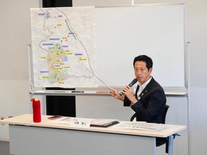 市域図を指して説明する市長