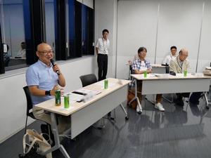 マイクを手に市長に意見を述べる研究員