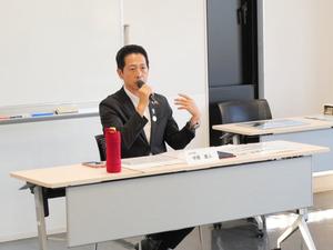 マイクを手に説明する市長