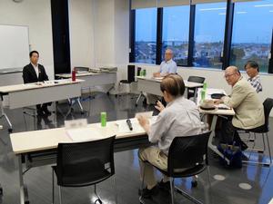 市長に意見を述べる研究員