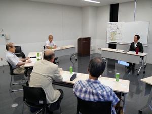 市長の説明を真剣な様子で聞く研究員