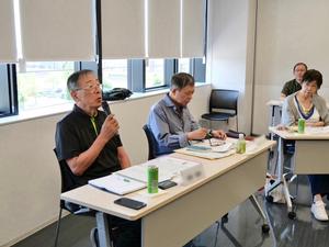 マイクを手に市長に意見を述べる研究員