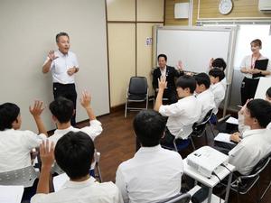 アポロ工業社長が生徒たちに説明する様子