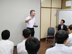 アポロ工業社長が参加生徒たちに説明する様子