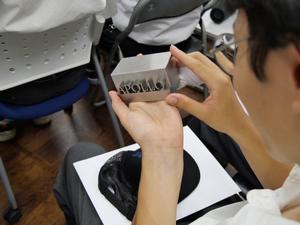 アポロ工業が制作した製品を手にする生徒