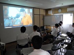 会社PR動画を見る生徒たちの様子