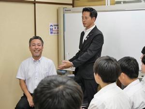 市長が生徒たちに説明する様子