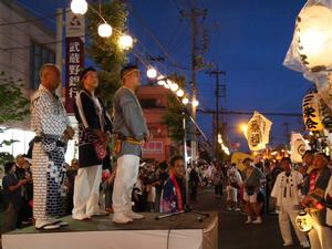 壇上で挨拶をする青年会会長
