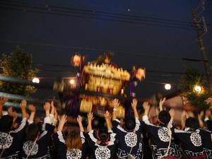 神輿の競演の様子