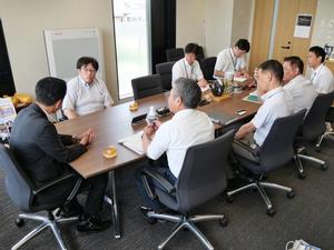 会議後、市長と担当職員が吉田先生と意見交換する様子
