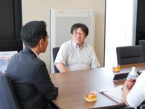 会議後、市長と担当職員が吉田先生と意見交換する様子