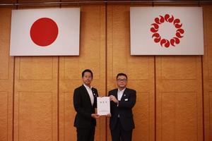 埼玉県伊藤高副知事に要望書を手渡す中原市長