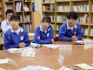市長の説明を真剣に聞く生徒たち